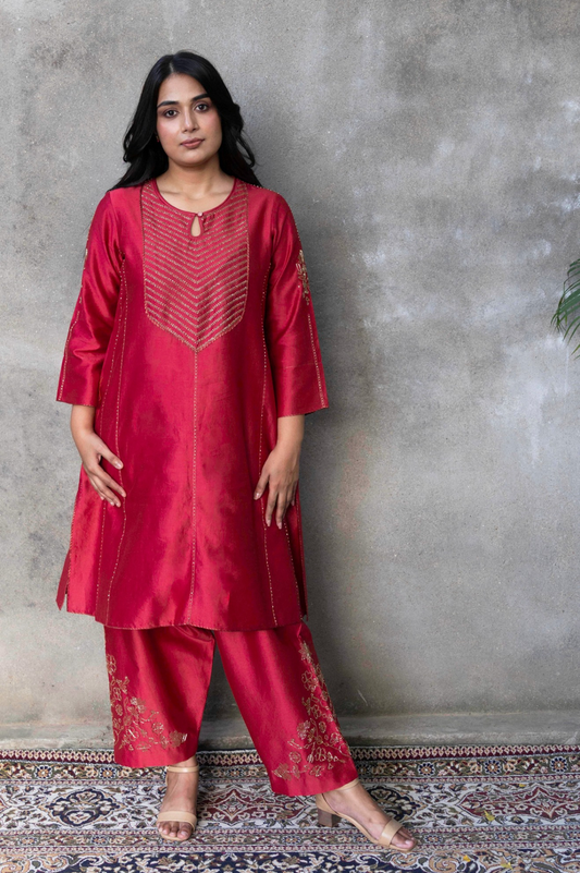 RED CHANDERI KURTA SET WITH CUTDAANA YOKE