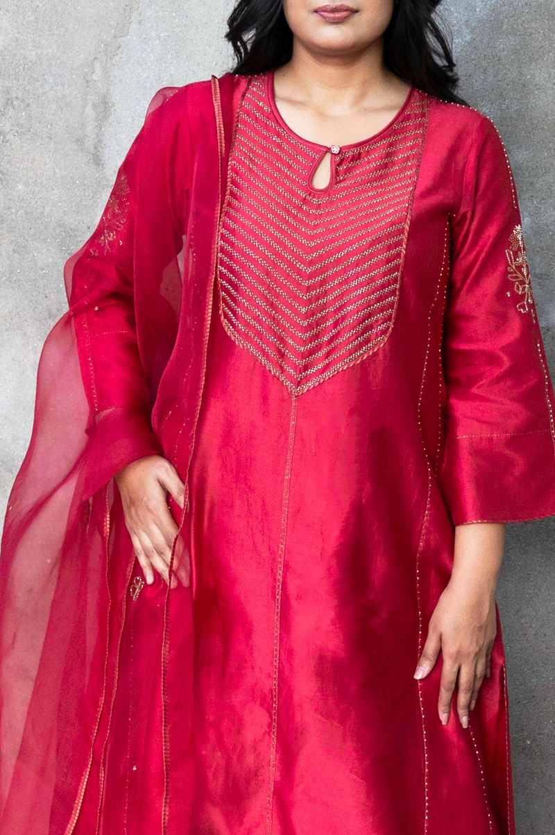 RED CHANDERI KURTA SET WITH CUTDAANA YOKE